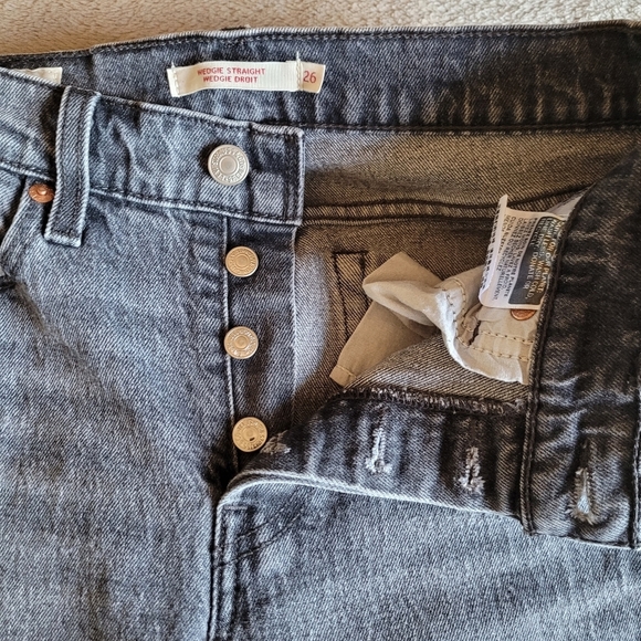 Levi's Wedgie Straight Black Embers faded black cropped raw hem jeans size 26 - Picture 15 of 15